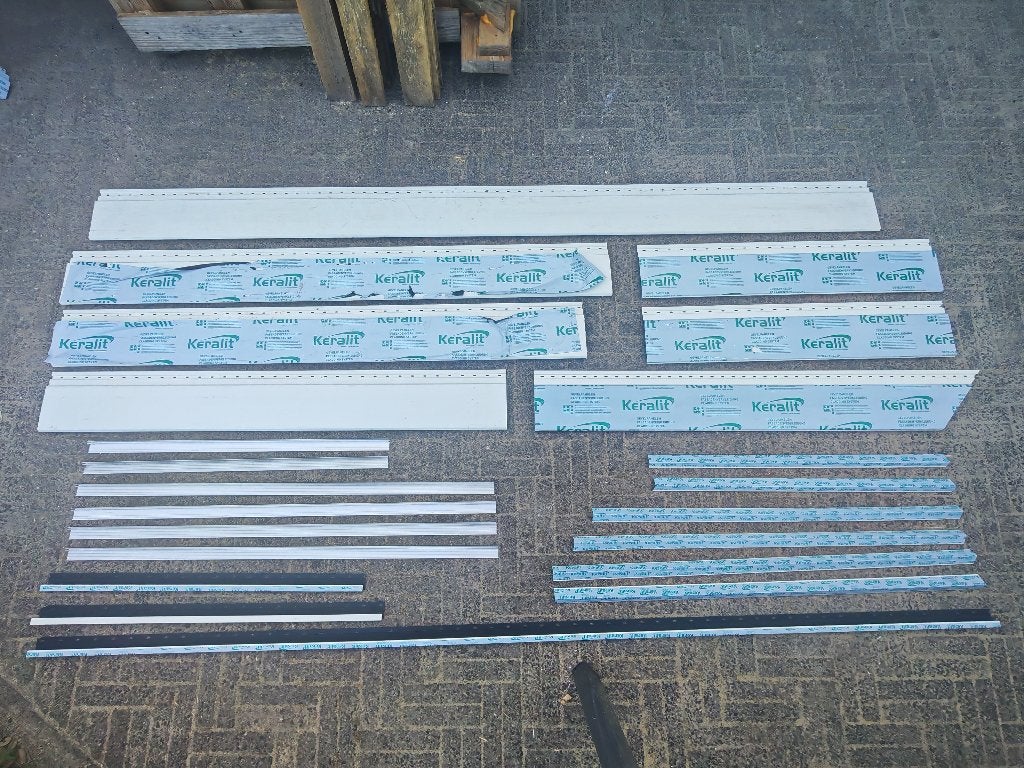 Keralit gevelpanelen, profielen en dakranden RAL 9016, Doe-het-zelf en Verbouw, Platen en Panelen, Ophalen of Verzenden, Nieuw