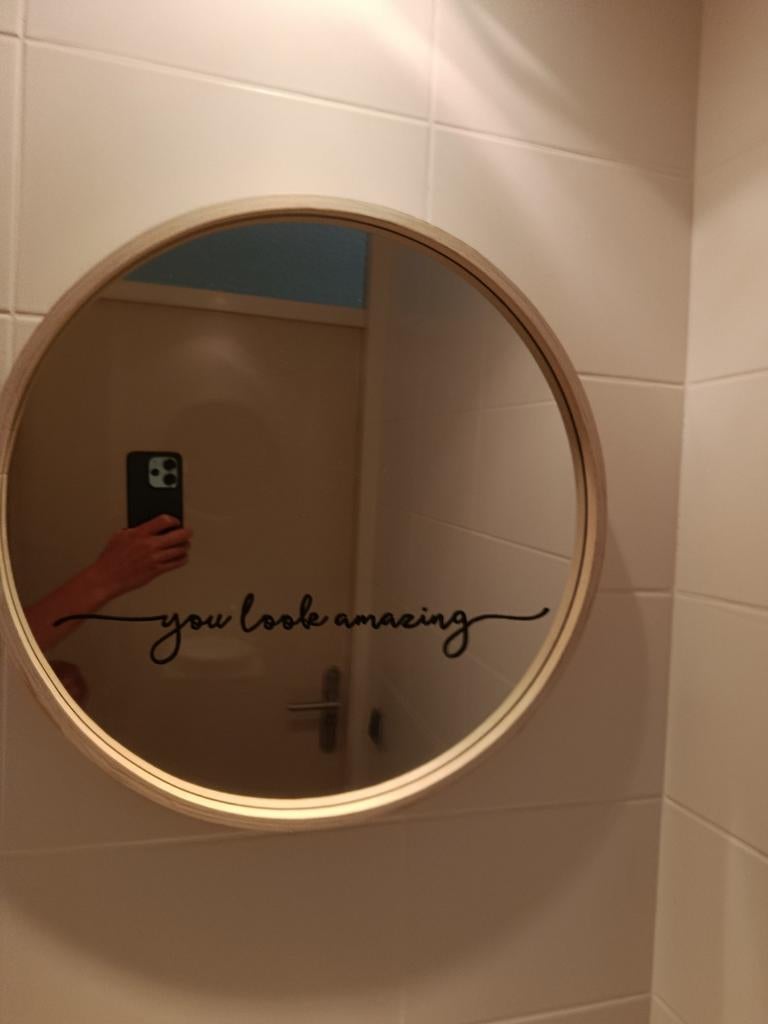 Ronde spiegel met houten frame en tekst 'you look amazing', Rond, Ophalen of Verzenden, Zo goed als nieuw, Minder dan 100 cm