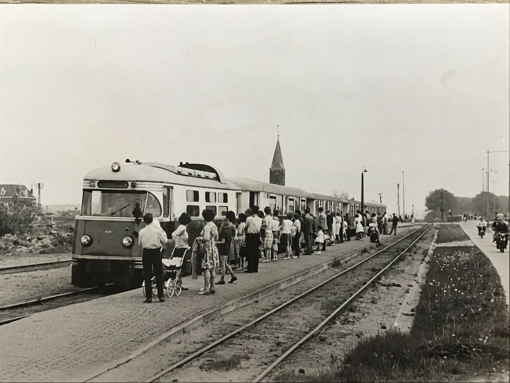 Historische foto: Hoogvliet RTM tram met passagiers, 1964, Ophalen of Verzenden, 1960 tot 1980, Gelopen, Zuid-Holland
