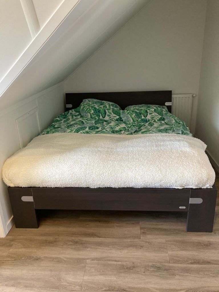 Alpin bedframe 160x200cm incl 2 elektr lattenbodems, Ophalen, Bruin, Tweepersoons, 200 cm
