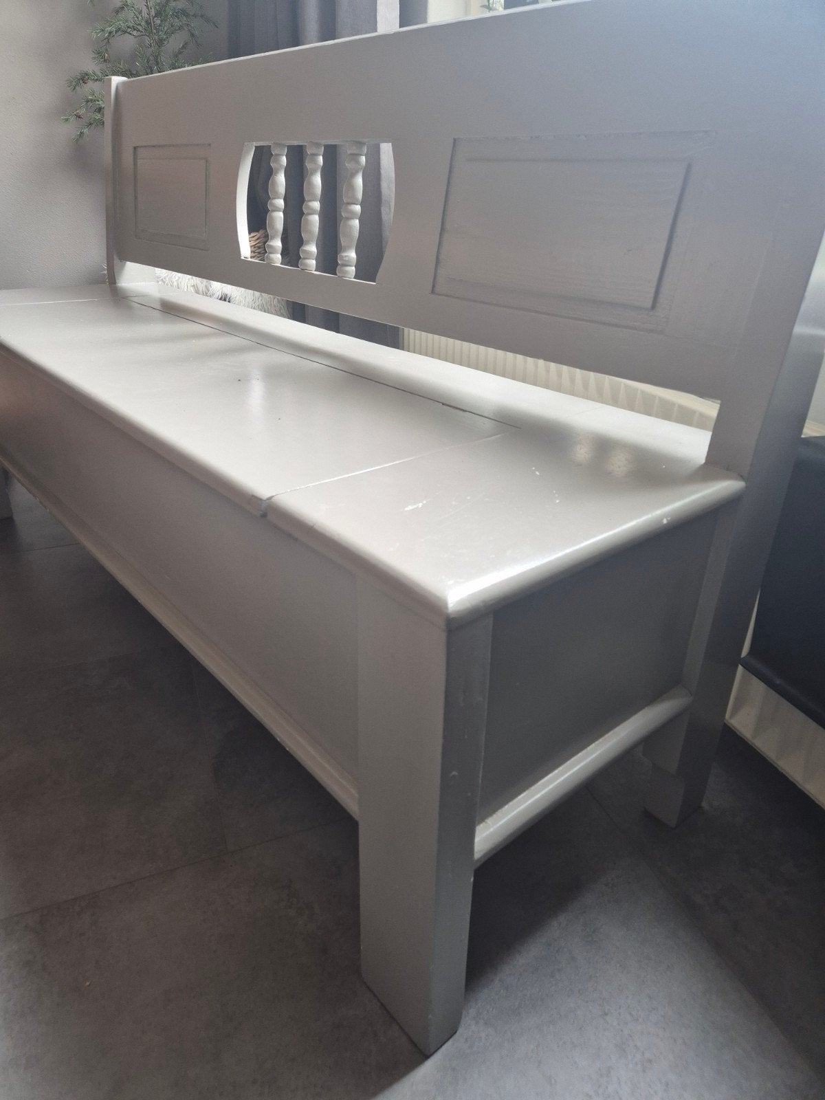 Grijze houten klep bank met opbergruimte, Antiek en Kunst, Antiek | Meubels | Stoelen en Banken, Ophalen of Verzenden