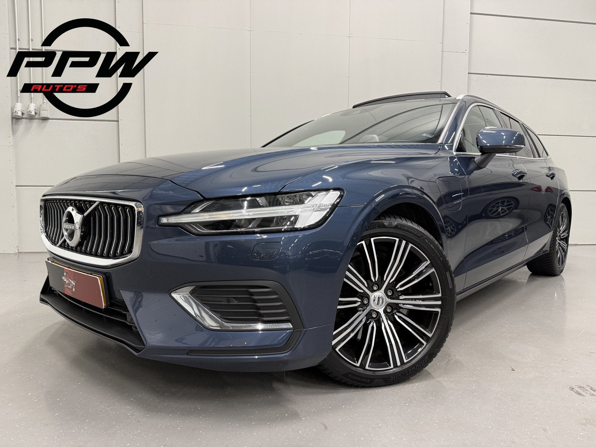Volvo V60 T6 Recharge AWD PANO/TREKHAAK/HEAD-UP/H&K/360CAMER, Auto's, Automaat, Dealer onderhouden, Stof, Gebruikt