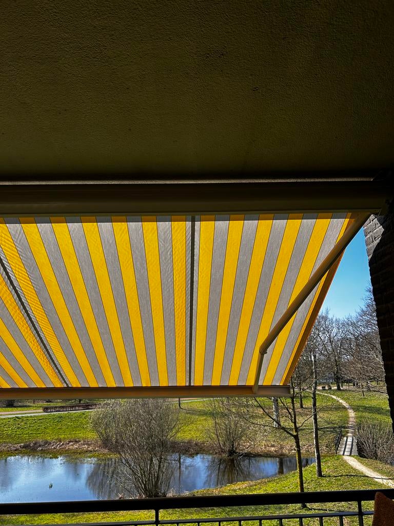 Zonnescherm - Geel/Grijs gestreept - Zo goed als nieuw, Ophalen, 450 cm of meer, Elektrisch, Zo goed als nieuw
