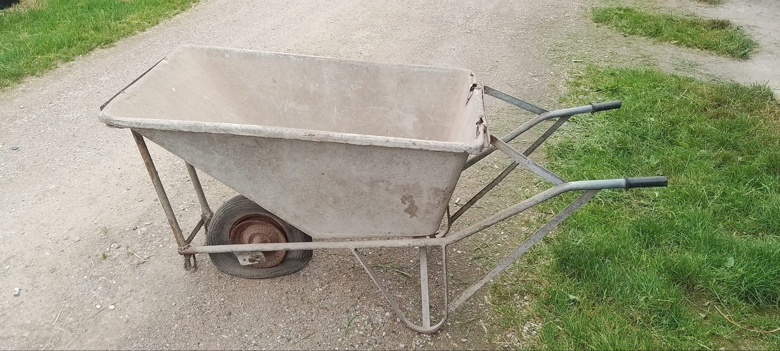 Kruiwagen met lekke band en gaten in de bodem, Tuin en Terras, Kruiwagens, Ophalen, ....., Handmatig, Gebruikt