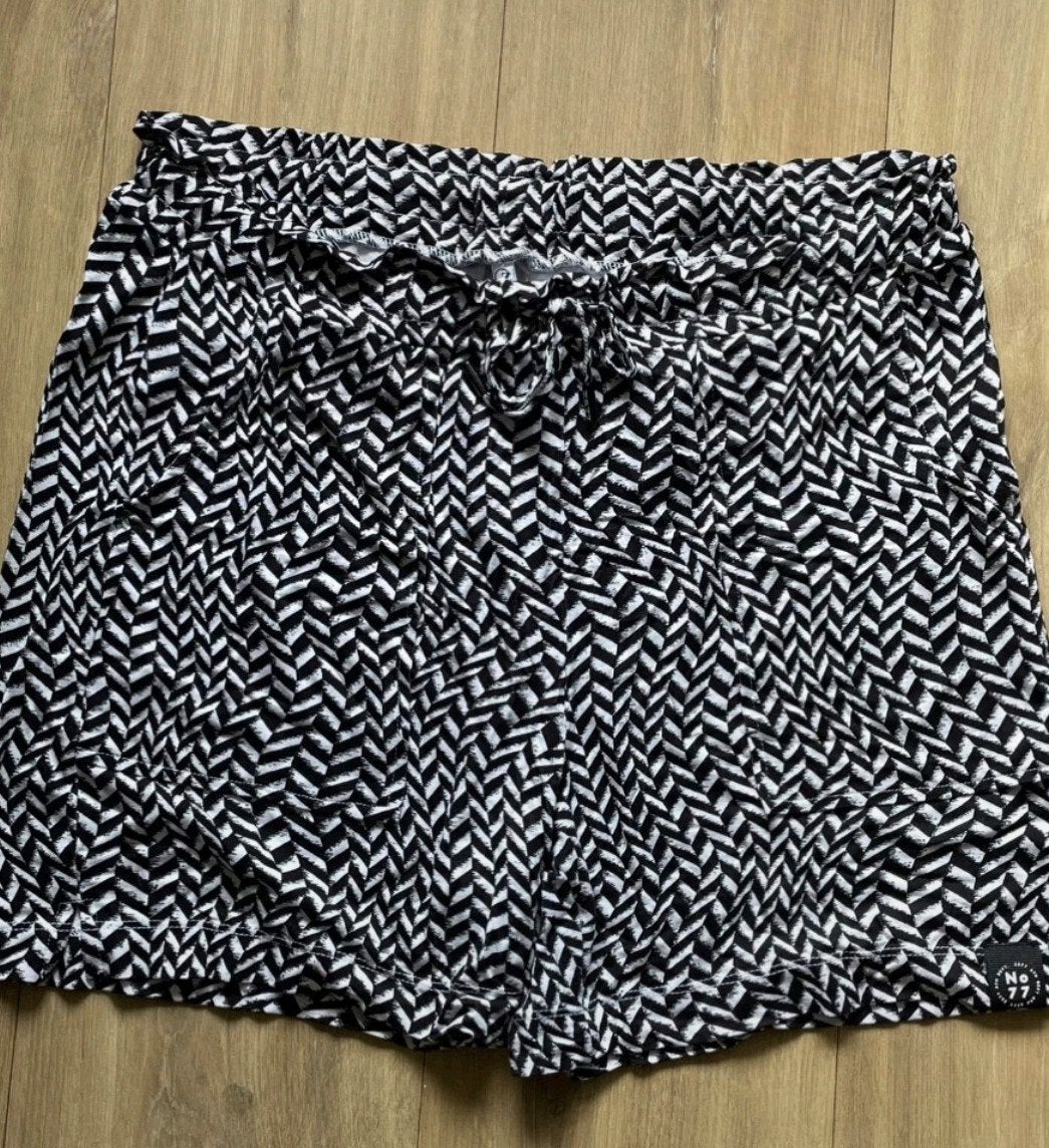 Zoso setje: short en shirt maat l, Kleding | Dames, Broeken en Pantalons, Kort, Zwart, Maat 42/44 (L), Ophalen of Verzenden
