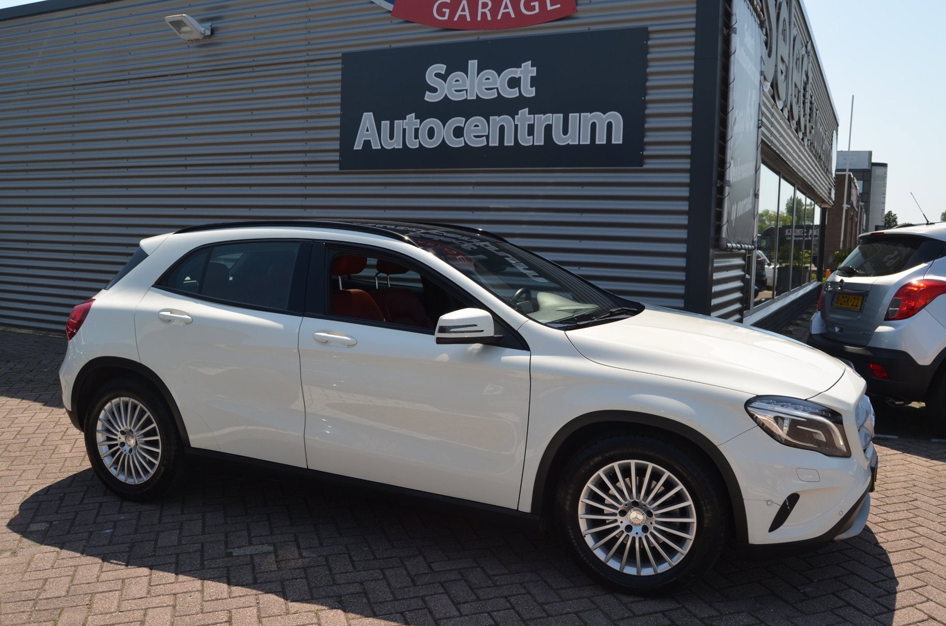 Mercedes-Benz GLA-klasse 200 Ambition Comfort| WIT | PANO AD, Auto's, Dealer onderhouden, Gebruikt, Euro 6, Wit