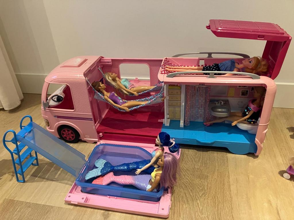 Barbie Camper met 10 Barbiepoppen en accessoires, Ophalen, Gebruikt, Barbie