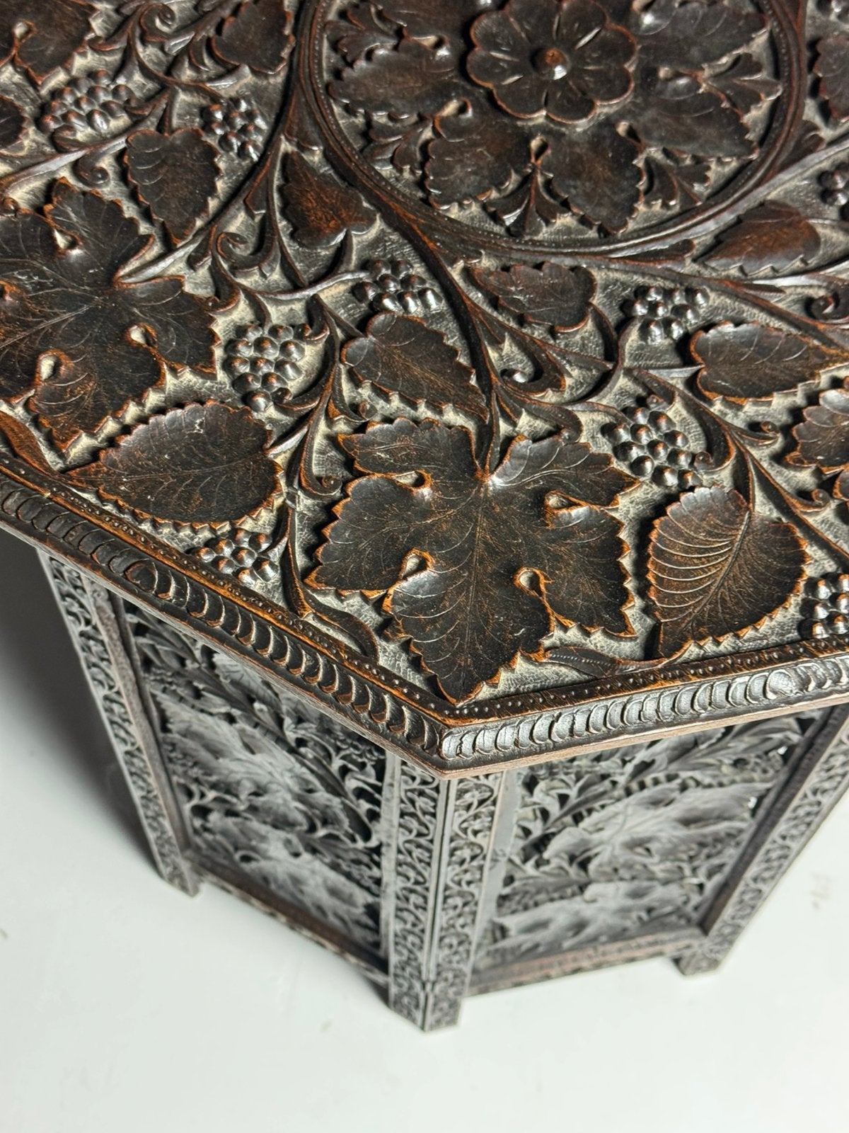 Anglo Indian bijzettafel 19e eeuw, Ophalen