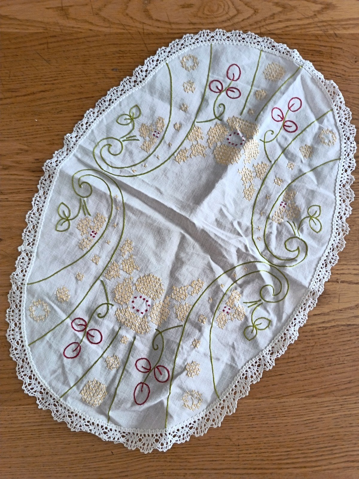 Ovaal tafelkleedje met geborduurd bloemmotief en kant, Ophalen of Verzenden, Zo goed als nieuw, Geborduurd, Meerkleurig