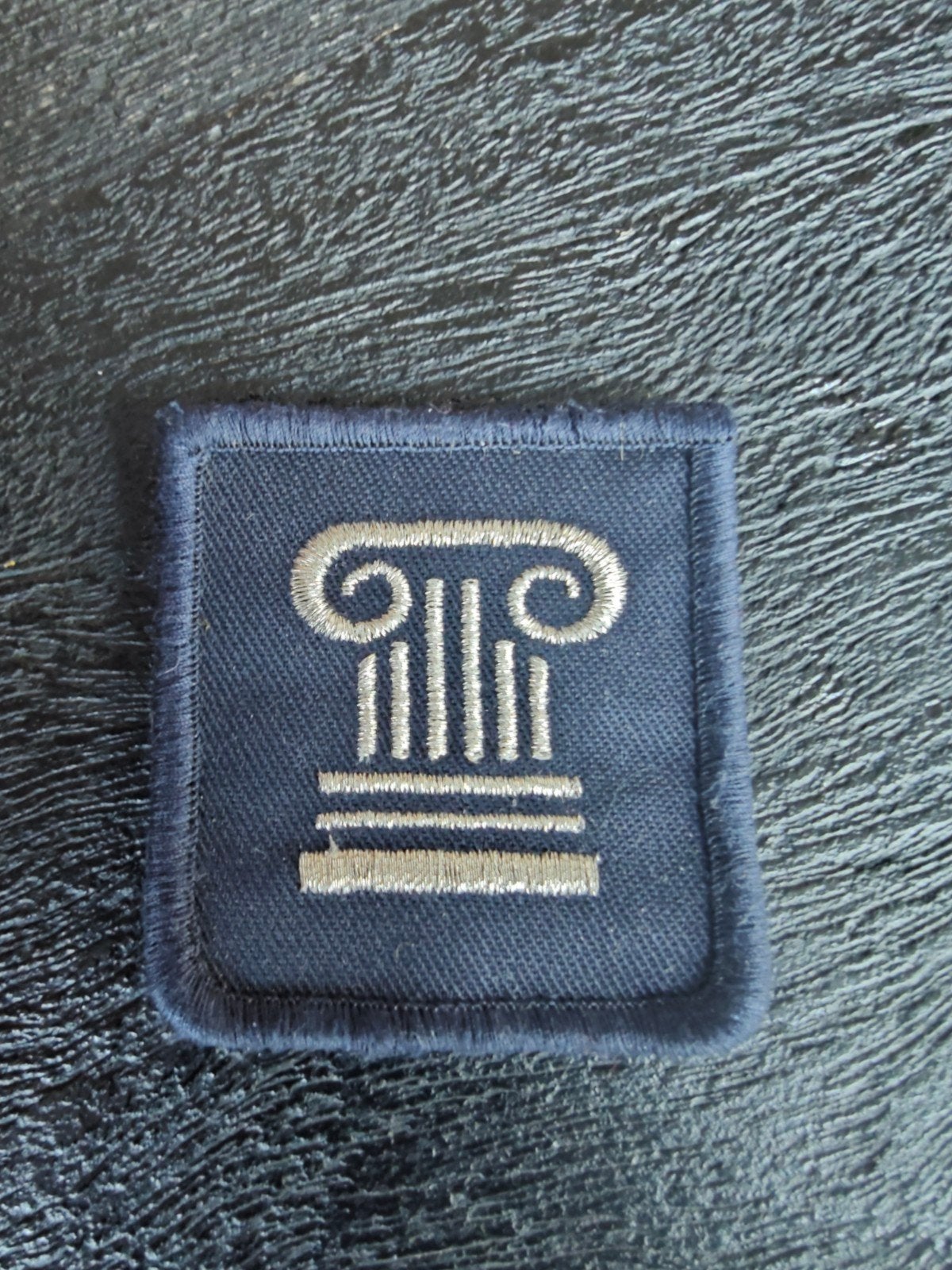 borstembleem DOSCO... kl met klittenband, Ophalen of Verzenden, Landmacht, Nederland, Embleem of Badge