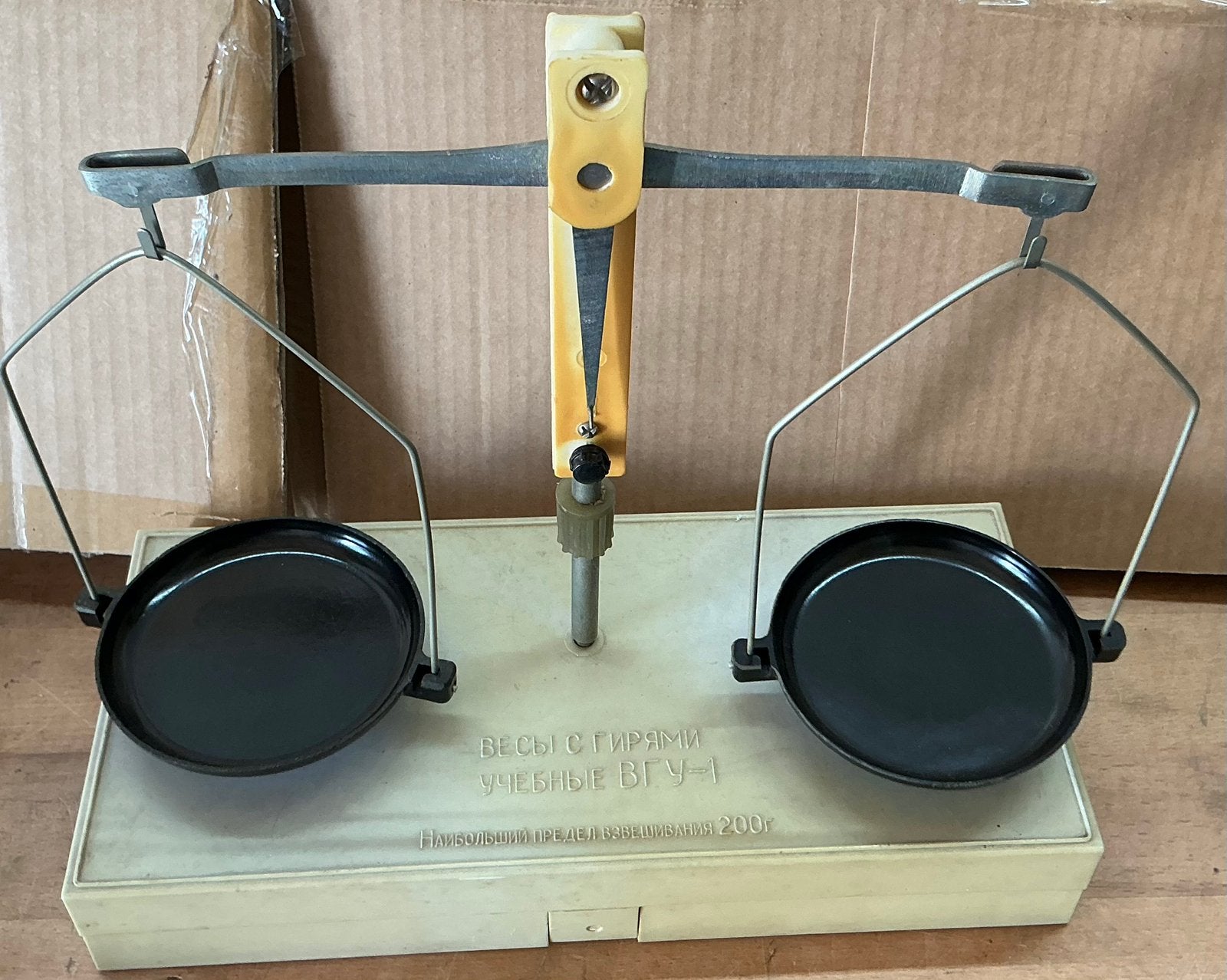 Oud precisie weegschaaltje compleet in doosje bakelite USSR, Ophalen of Verzenden