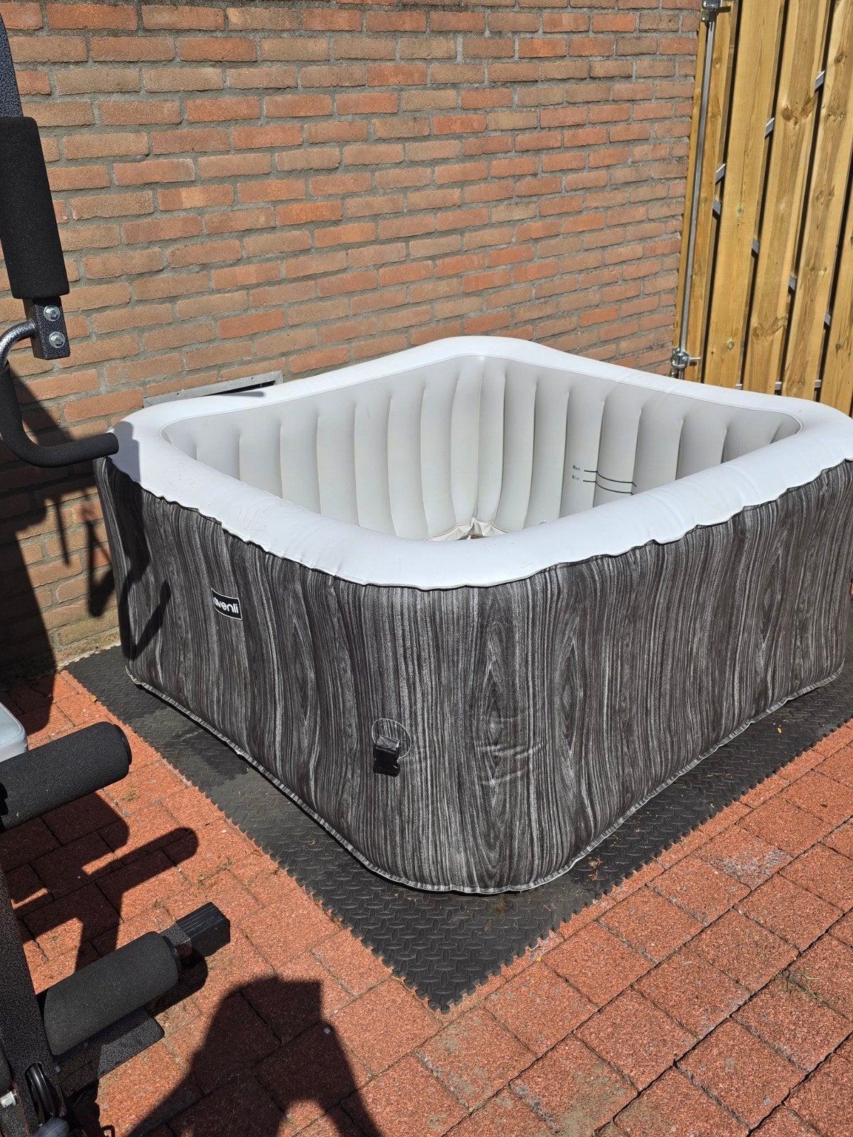 Avenli Manchester 4-persoons jacuzzi incl. afdekzeil, Tuin en Terras, Bubbelbaden en Hottubs, Ophalen, Zo goed als nieuw, Afdekzeil