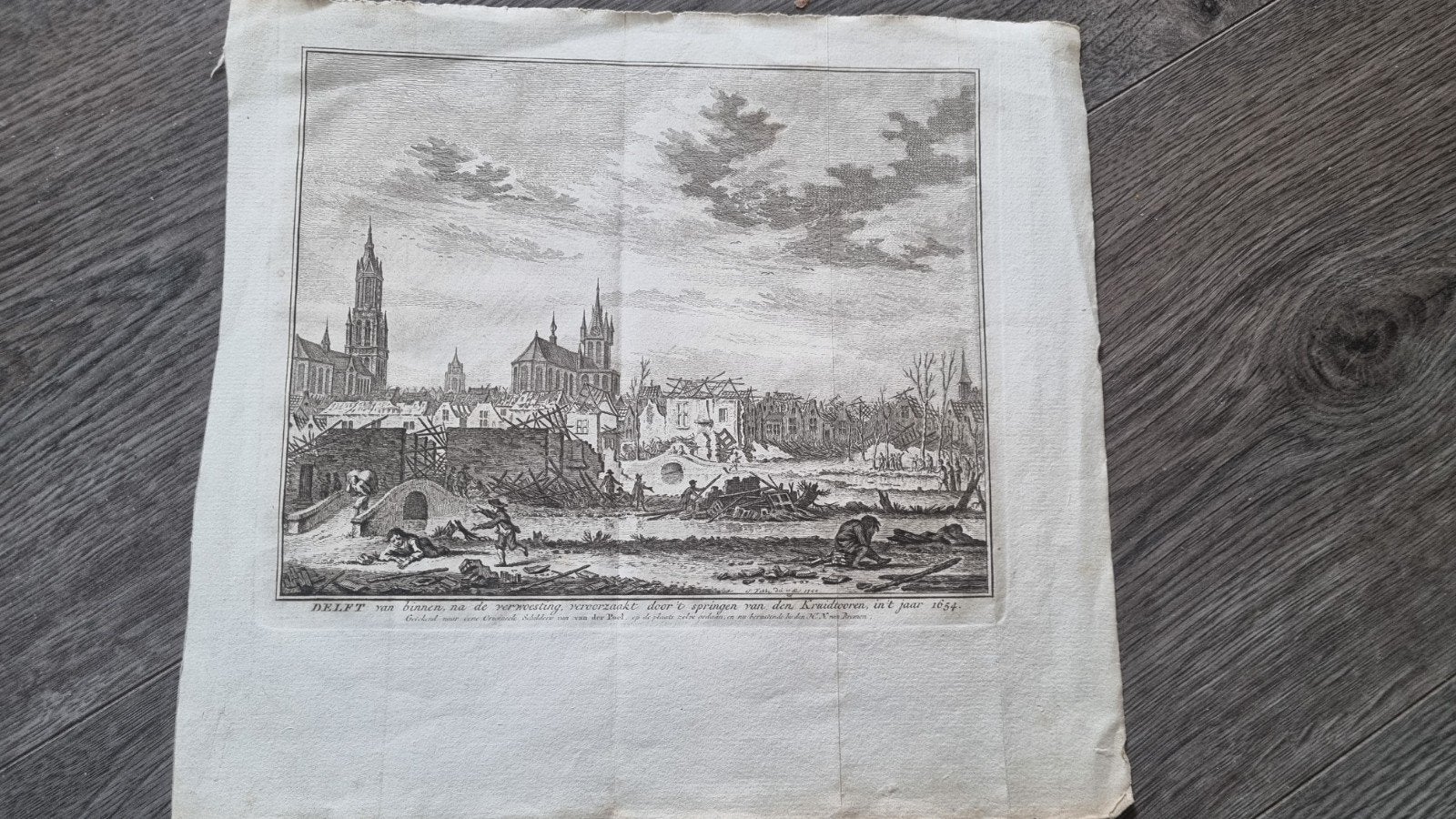 DELFT na de verwoesting, veroorzaakt door 's springen, Antiek en Kunst, Kunst | Etsen en Gravures, Ophalen of Verzenden