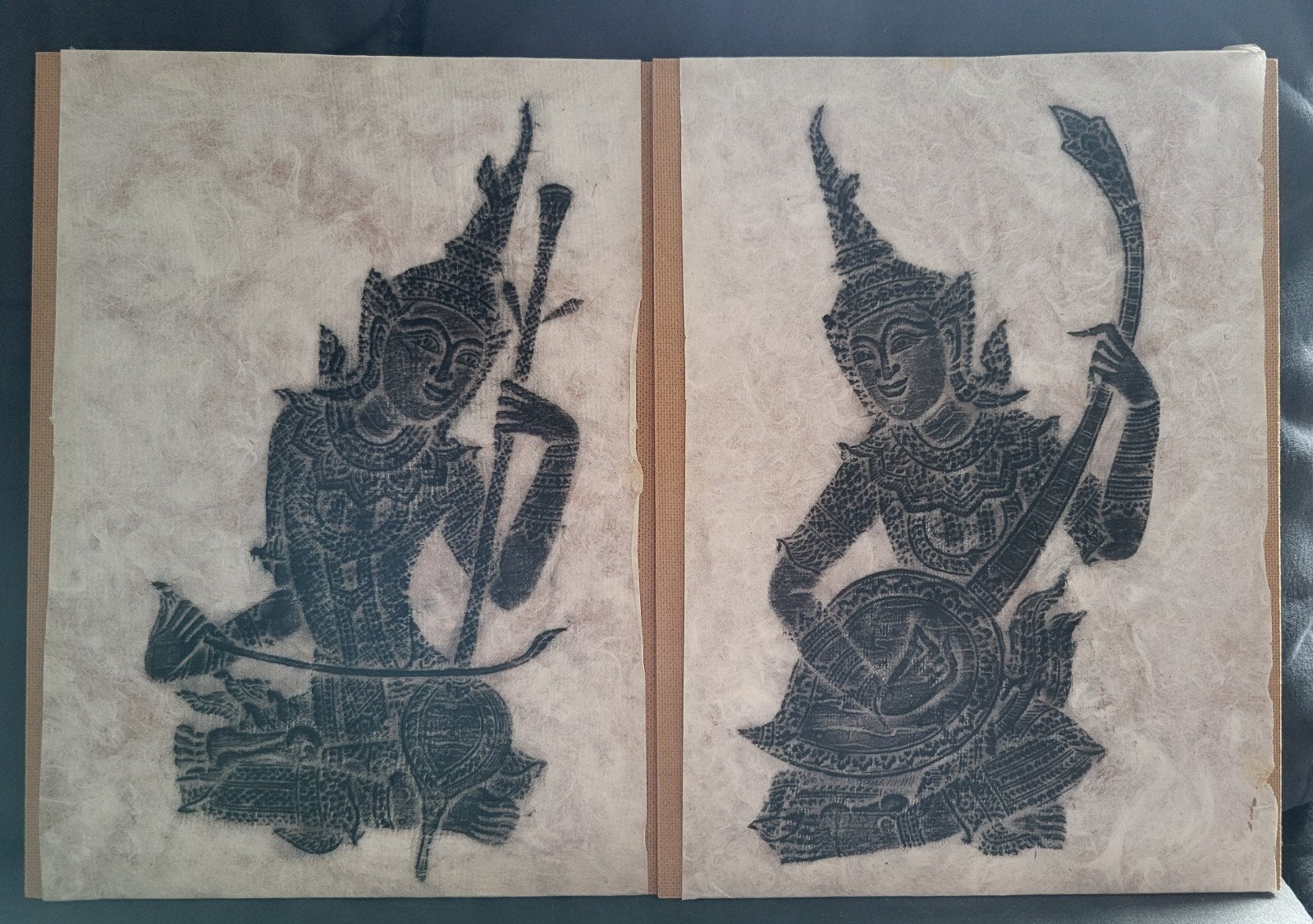 Unieke Thaise kunst van houtskool op rijstpapier - set van 2, Antiek en Kunst, Ophalen, Wanddecoratie, 40 cm