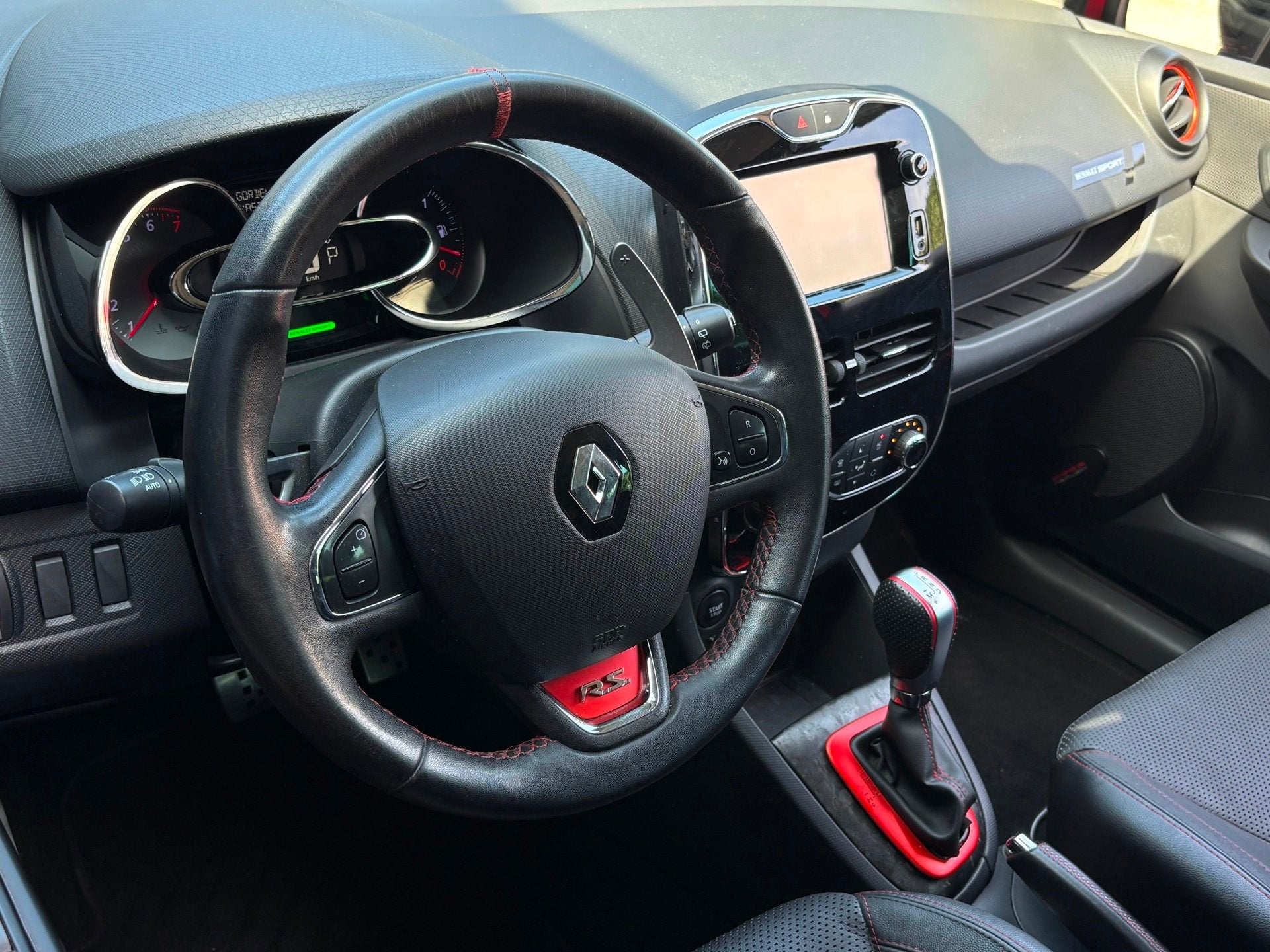 Foto 8 van Renault Clio 1.6 R.S Automaat | Navi | Leder | Stoelverwarmi