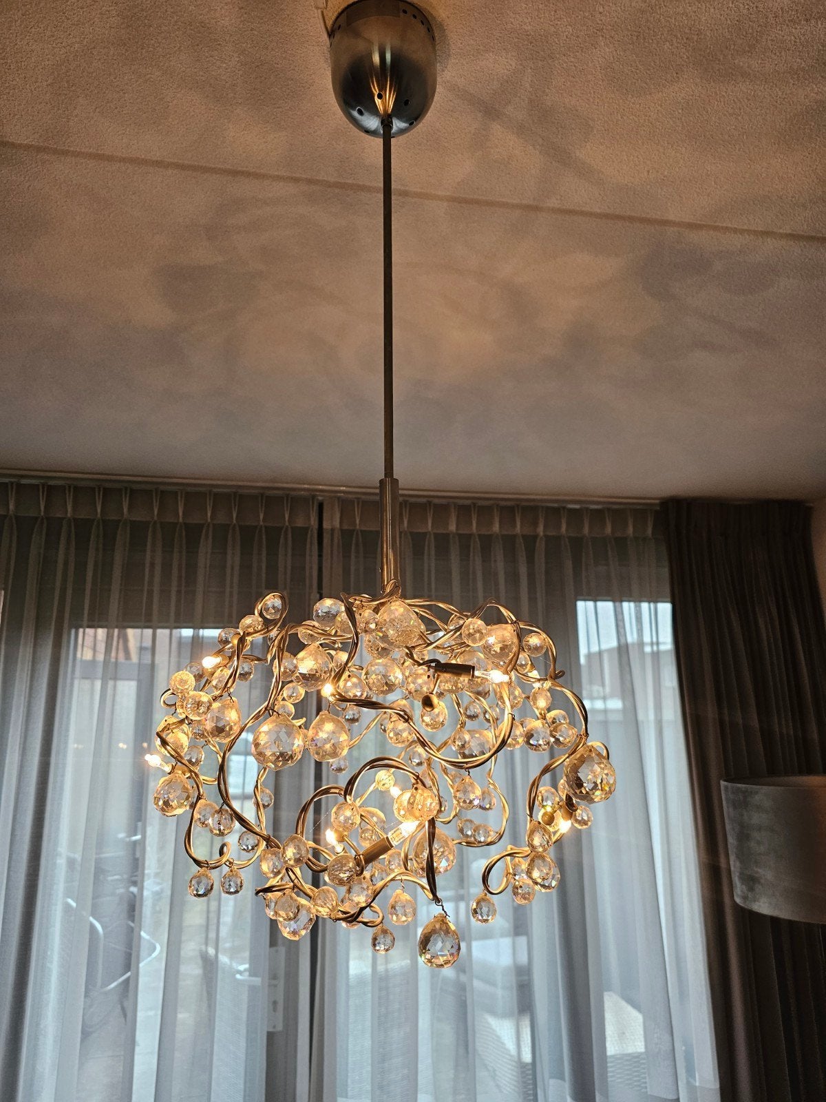 Hanglamp met kristallen in zeer goede staat (700 euro), Huis en Inrichting, Lampen | Hanglampen, Ophalen, Zo goed als nieuw, Metaal