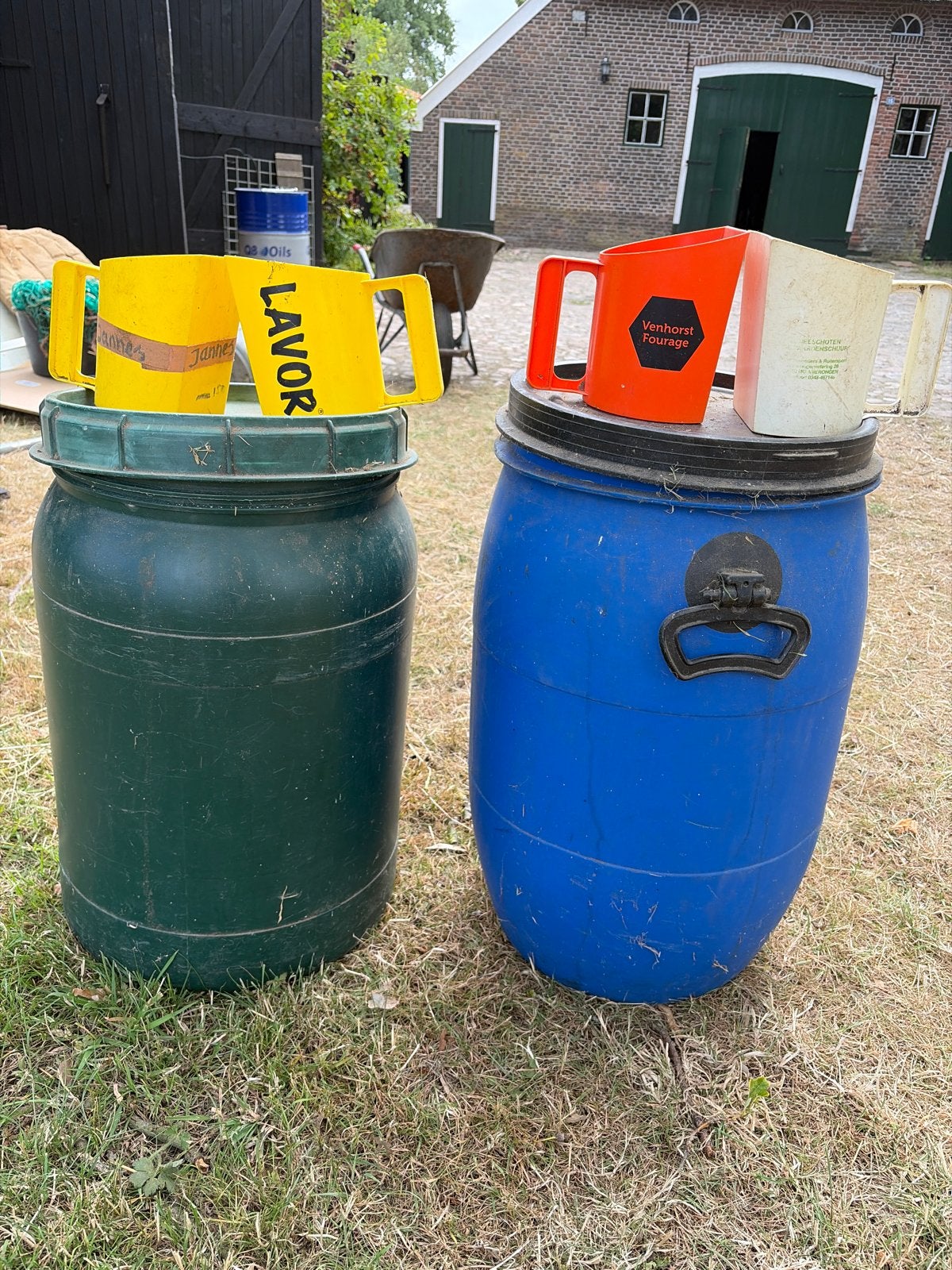 2 voertonnen en dieverse voerscheppen, Dieren en Toebehoren, Ophalen, Zo goed als nieuw, Voerbak/-ton