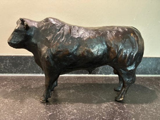 Zwaar bronzen beeld sculptuur stier van Peter Petersen, Antiek en Kunst, Gemerkt, Ophalen of Verzenden, 20 - 50 cm, Beeld