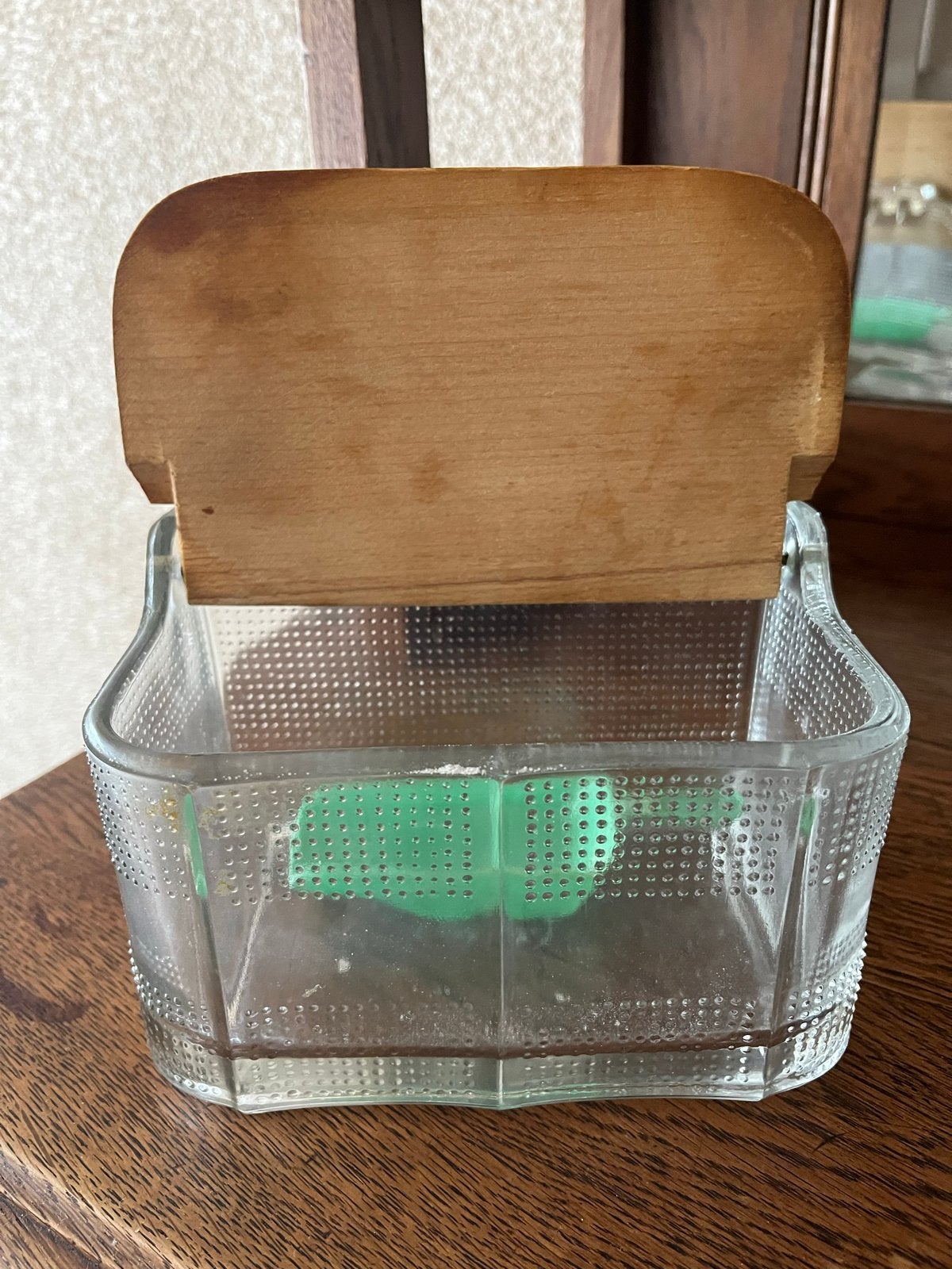 Vintage glazen zoutvaatje met houten deksel, Ophalen of Verzenden