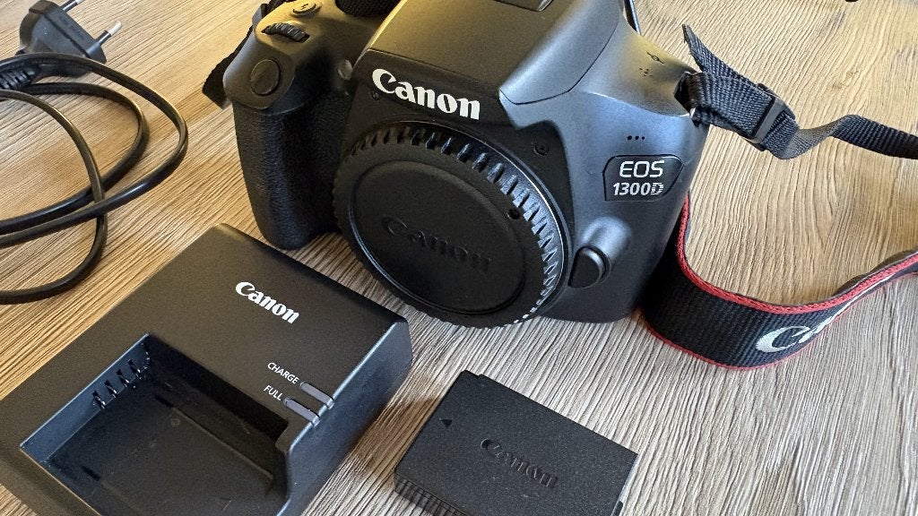 Canon 1300D body + SD kaart + 2e accu, Canon, Ingebouwde flitser, 18 megapixels, Ophalen of Verzenden