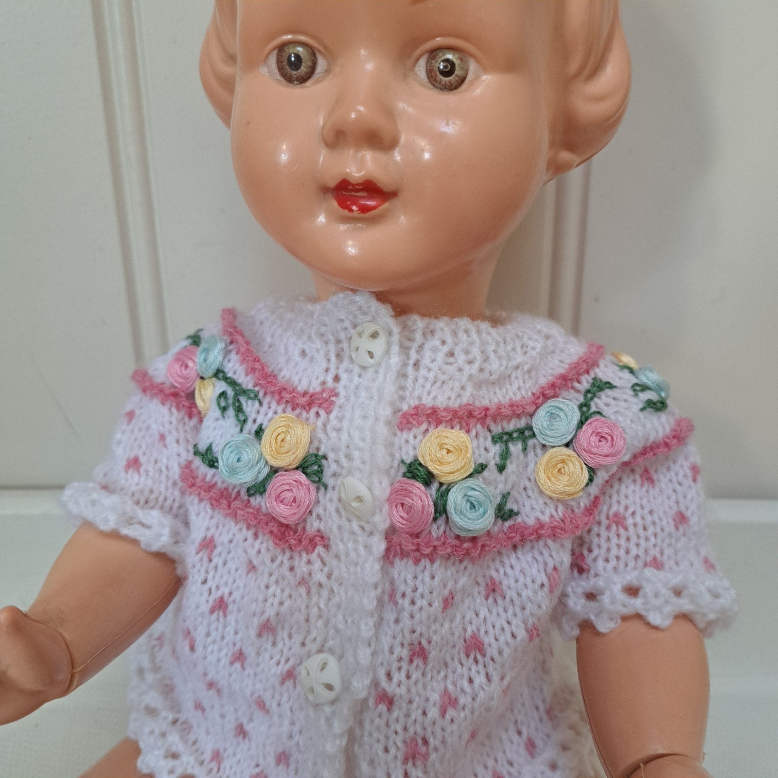 Hand gebreid Poppen Beren vestje NIEUW met roosjes, Antiek en Kunst, Curiosa en Brocante, Ophalen of Verzenden