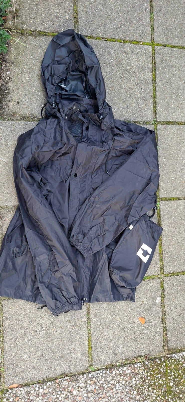 Zwarte regenjas met capuchon maat S, S, Onbekend, Dames, Ophalen of Verzenden