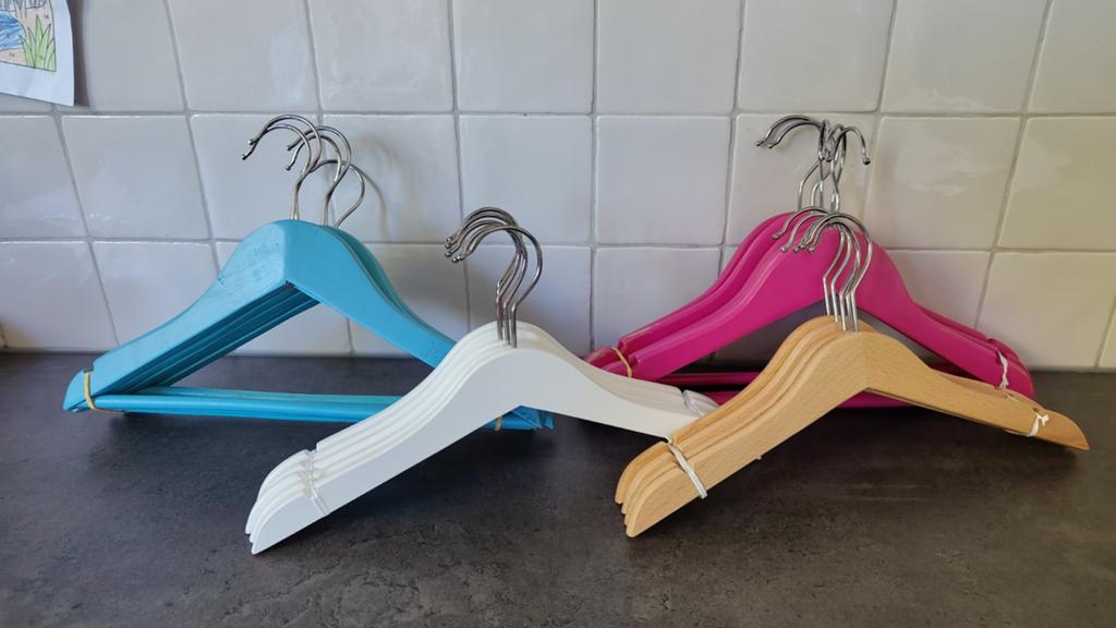Gekleurde houten kledinghangers (kinderen), Ophalen of Verzenden, Gebruikt