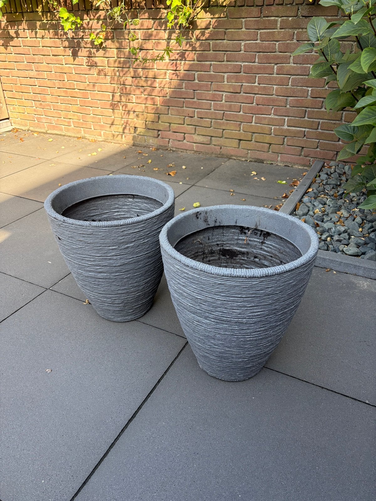 Set van 2 grijze bloempotten voor binnen en buiten, Kunststof, Gebruikt, Rond, Binnen