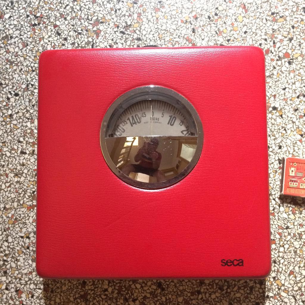 Vintage Seca rode 145 kilo weegschaal rood skai jaren70 zgan, Gebruikt, 100 kg of meer, Ophalen of Verzenden, Personenweegschaal