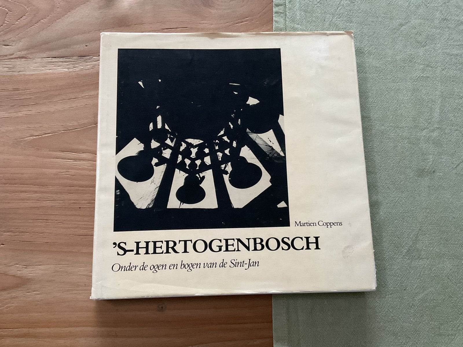 Boek 's-Hertogenbosch - Onder de ogen en bogen van de Sint-J, Ophalen of Verzenden, 20e eeuw of later, Gelezen
