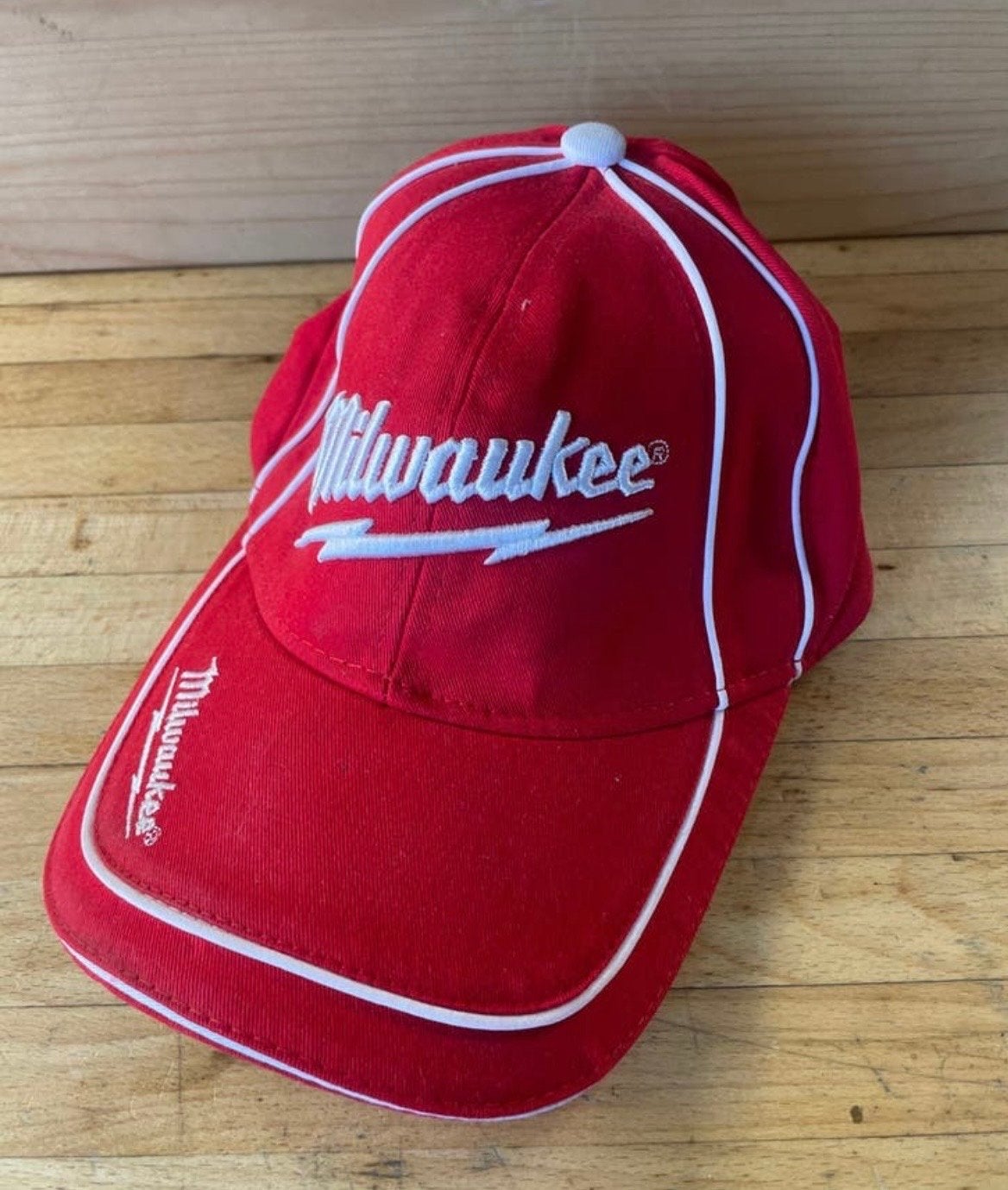 Milwaukee Pet - Rode Baseball Cap *nieuw*, Kleding | Heren, Hoeden en Petten, Ophalen of Verzenden, Gedragen, One size fits all