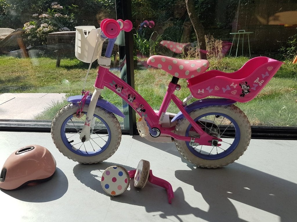 Minnie Kinderfiets 12.5 inch, zijwieltjes, mandje en zitje, Zijwieltjes, Gebruikt, Velgrem, Minder dan 16 inch