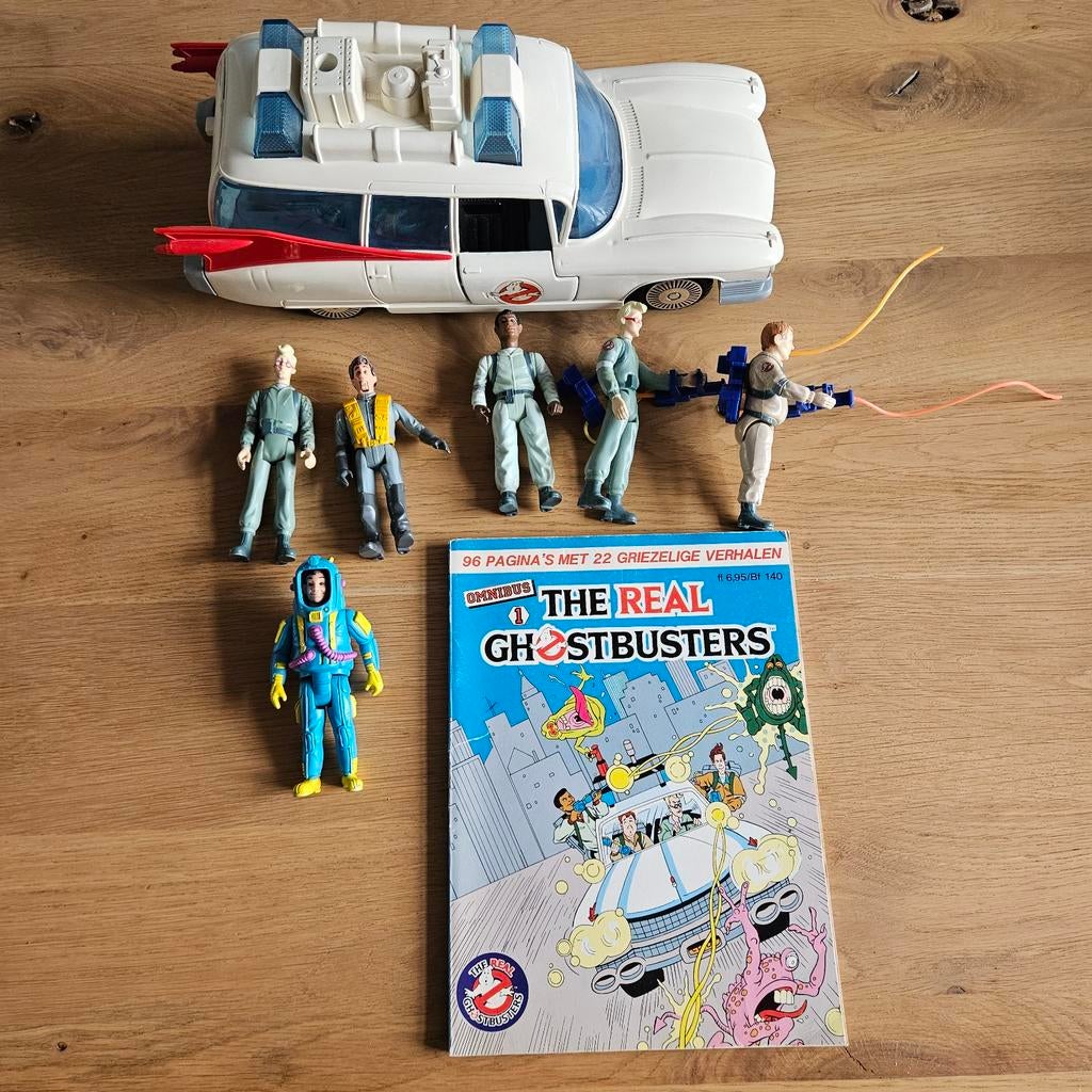 Vintage Ghostbusters speelgoed: Ecto-1, figuren en stripboek, Ophalen of Verzenden, Gebruikt