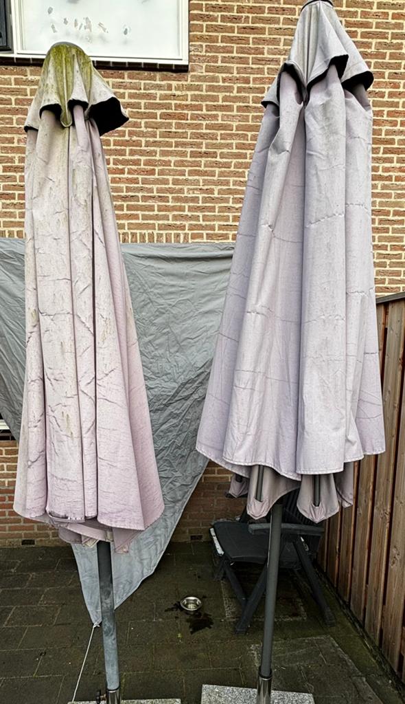 Gratis 2 parasols (doorsnede 3 meter), Ophalen, Verstelbaar, Gebruikt, Stokparasol