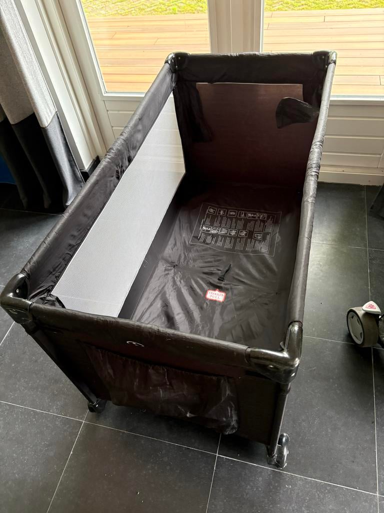 Compact Zwart Reisbedje/ campingbed, Kinderen en Baby's, Boxen, Ophalen of Verzenden, Gebruikt, Rechthoekig, Wieltjes