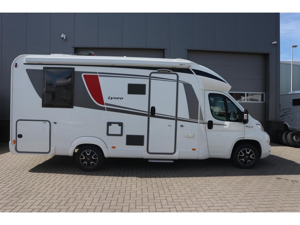 Bürstner Lyseo Queensbed, Hefbed, Luifel, Ringverwarming, Fiat, 6 tot 7 meter