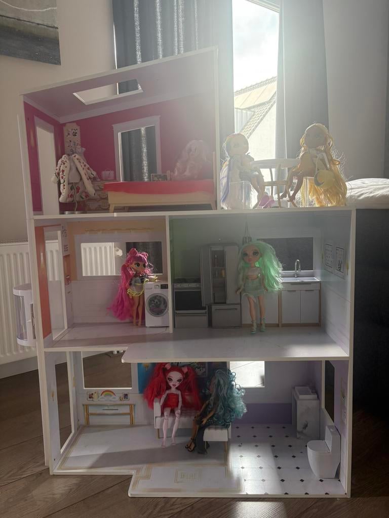 Rainbow High poppenhuis met poppen en accessoires, Ophalen, Zo goed als nieuw, Poppenhuis