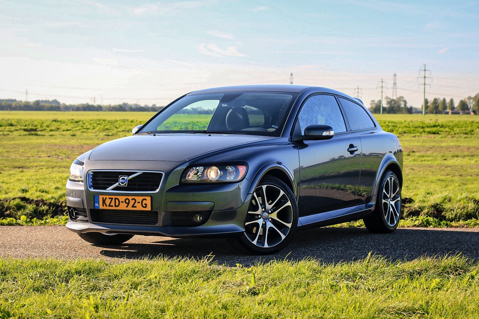 Volvo C30 T5 Geartronic Momentum 140.000km, Dealer onderhouden, Stof, 700 kg, 4 stoelen