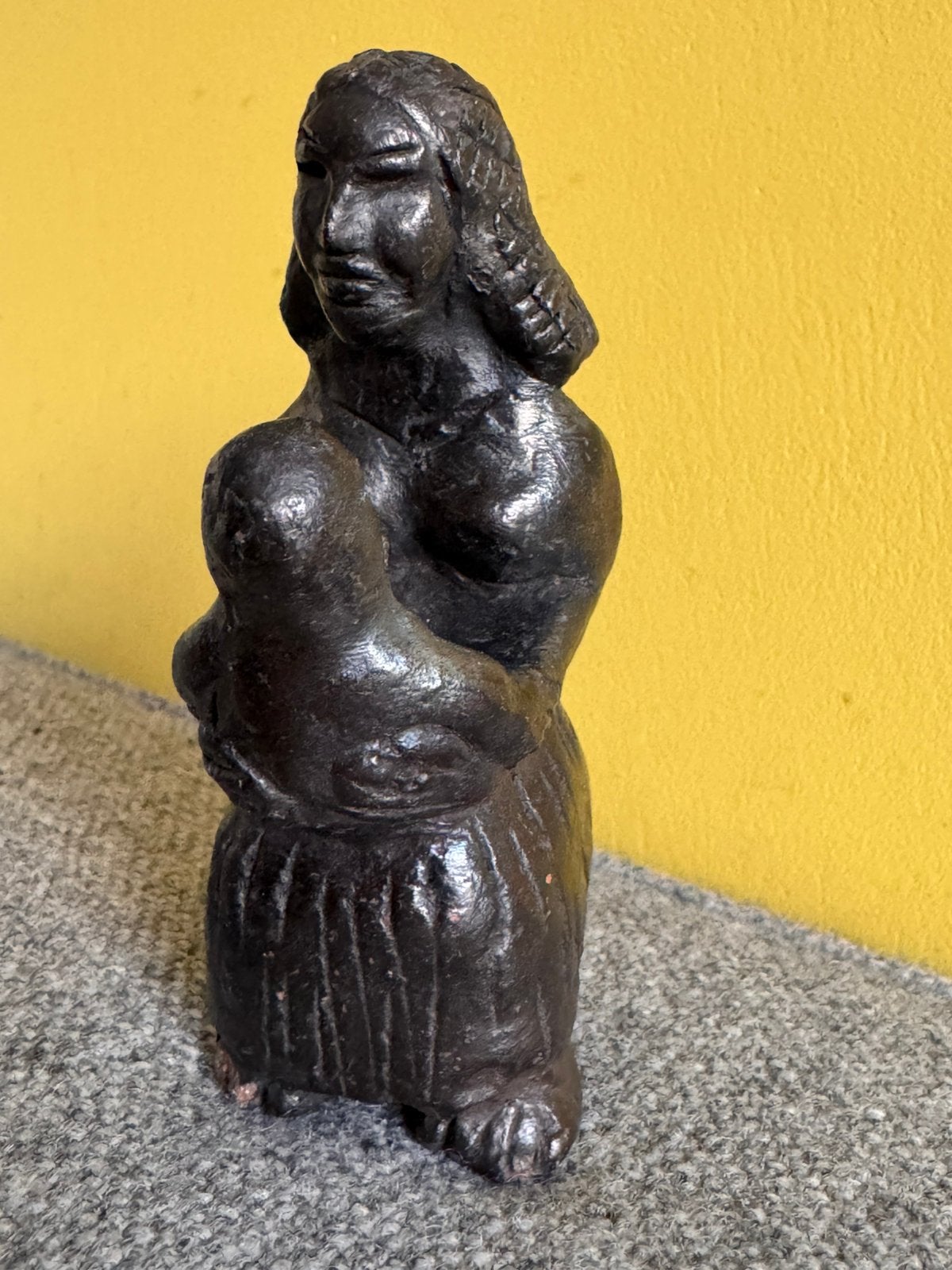 Inuit beeldje van moeder met kind, Overige typen, Minder dan 20 cm, Ophalen of Verzenden, Gepatineerd