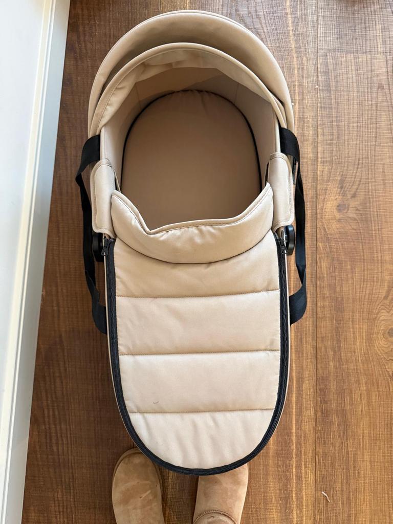 YOYO Stokke - Bassinet taupe, Kinderen en Baby's, Kinderwagens en Combinaties, Ophalen, Zo goed als nieuw, Overige merken