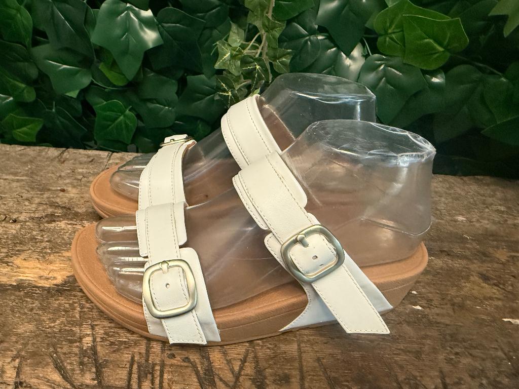 gewoon Nieuwe prachtige slippers van Fitflop maat 37, Kleding | Dames, Schoenen, Wit, Nieuw, Ophalen of Verzenden, Fitflop