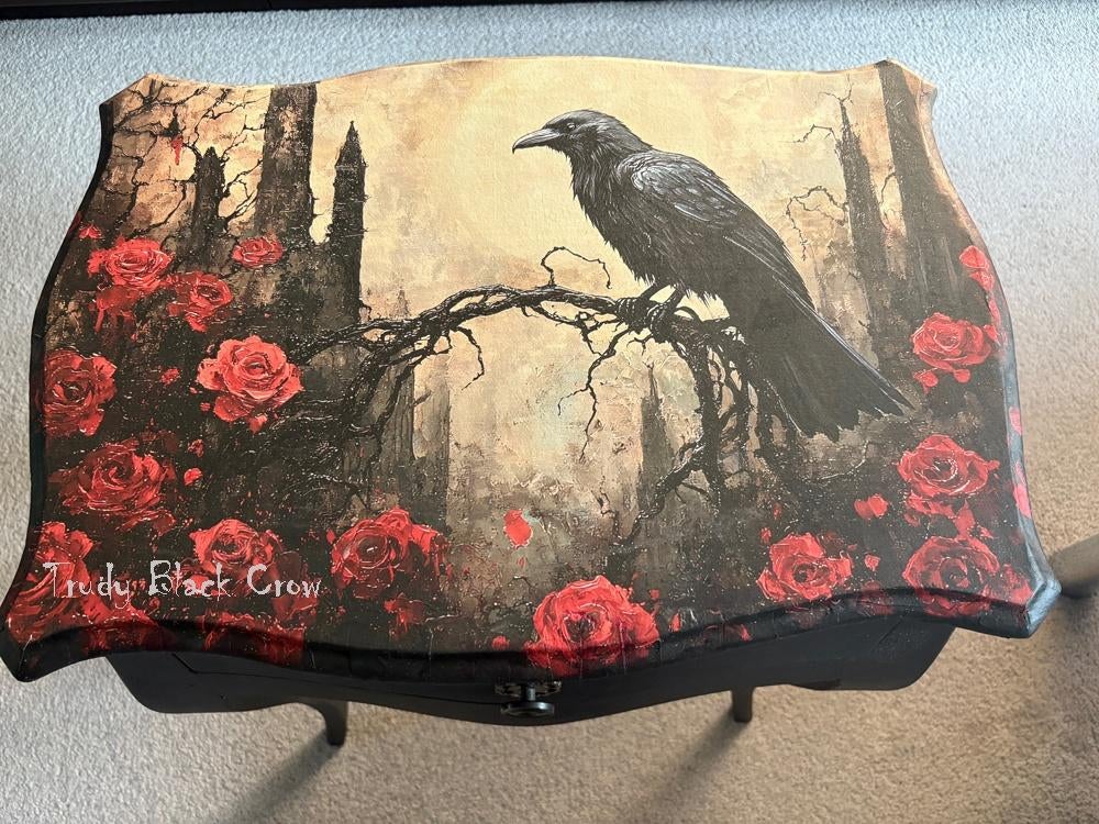 prachtige hoge houten tafel met decoupage gothic crow, Ophalen