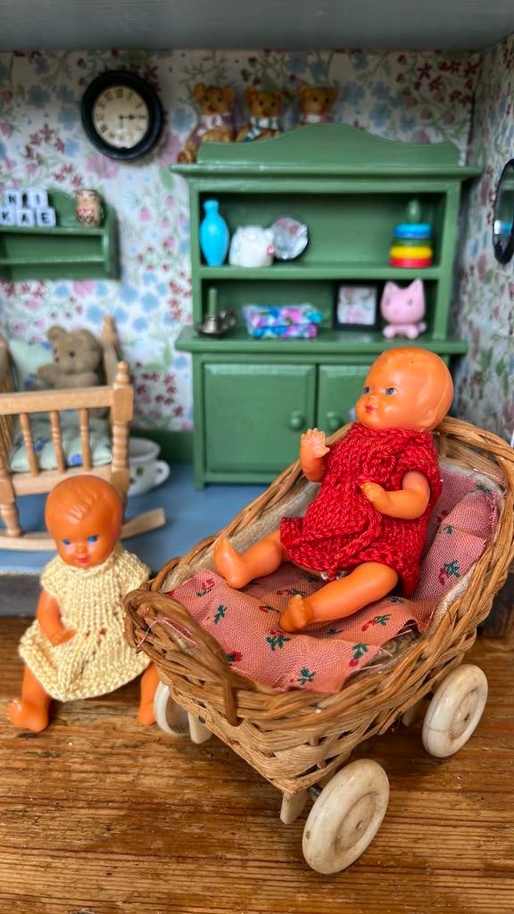Set van 2 x baby popje met wandelwagen, Verzamelen, Poppenhuizen en Toebehoren, Ophalen of Verzenden, Gebruikt, Popje