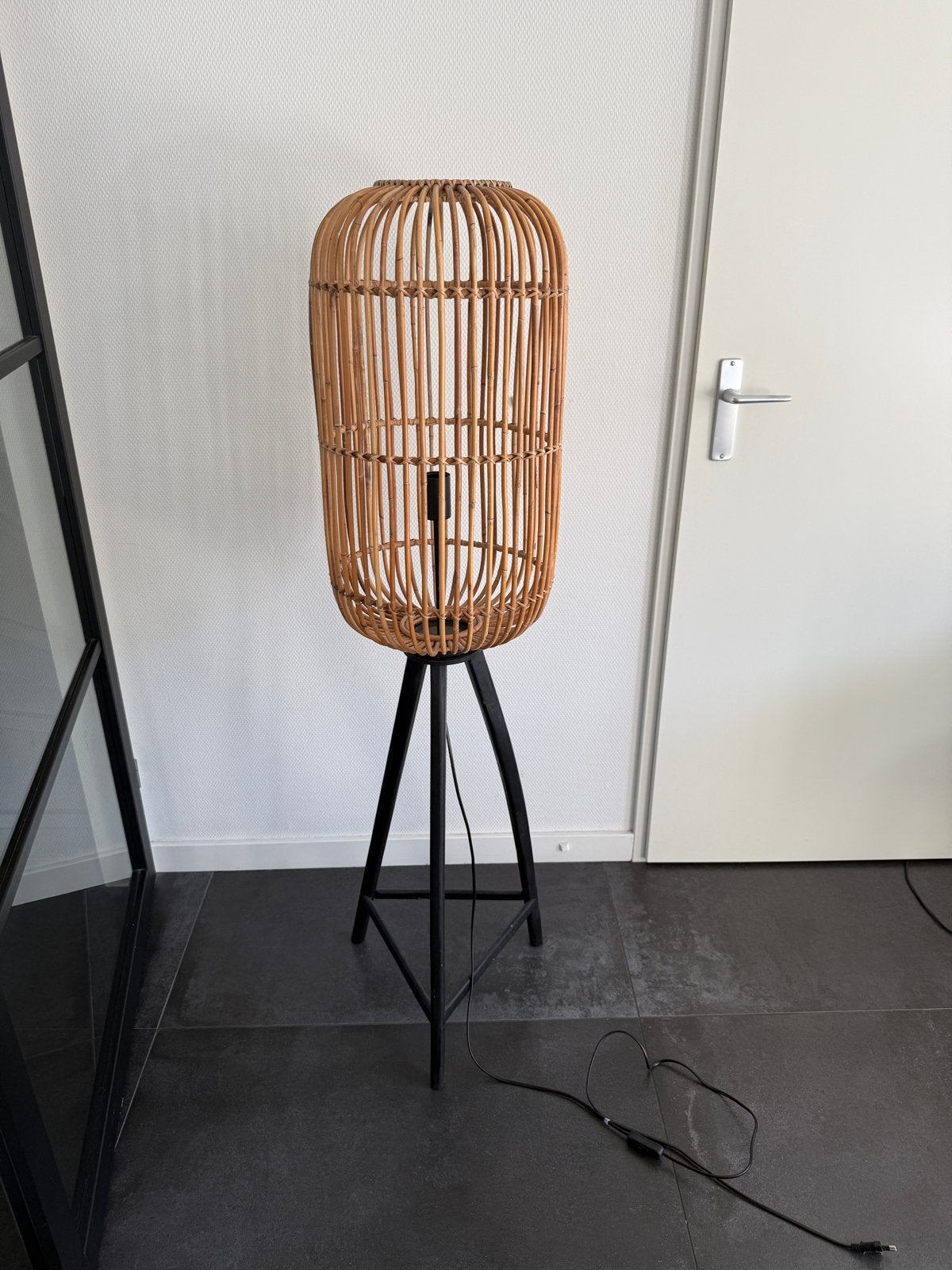 Rotan vloerlamp met zwart onderstel, Ophalen, Gebruikt, 100 tot 150 cm, Natuurlijk materiaal