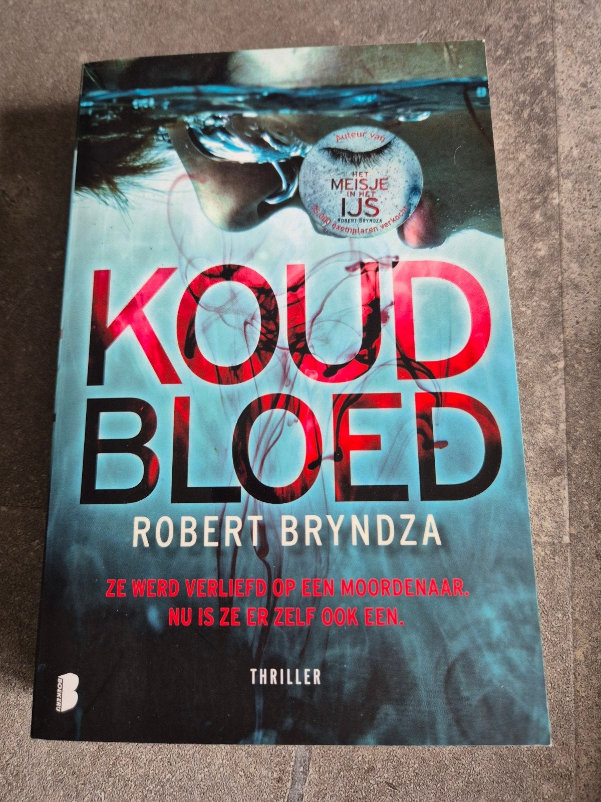 Robert Bryndza - Koud bloed, Ophalen of Verzenden, Zo goed als nieuw, Robert Bryndza