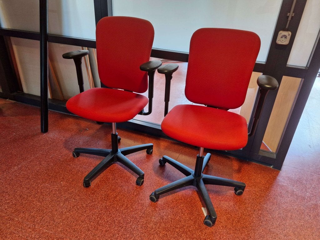 Ahrend 160 bureaustoelen, rood, degelijk, goed verstelbaar, Kofferen 60, 5492 BP Sint-Oedenrode, Ophalen of Verzenden, Zo goed als nieuw