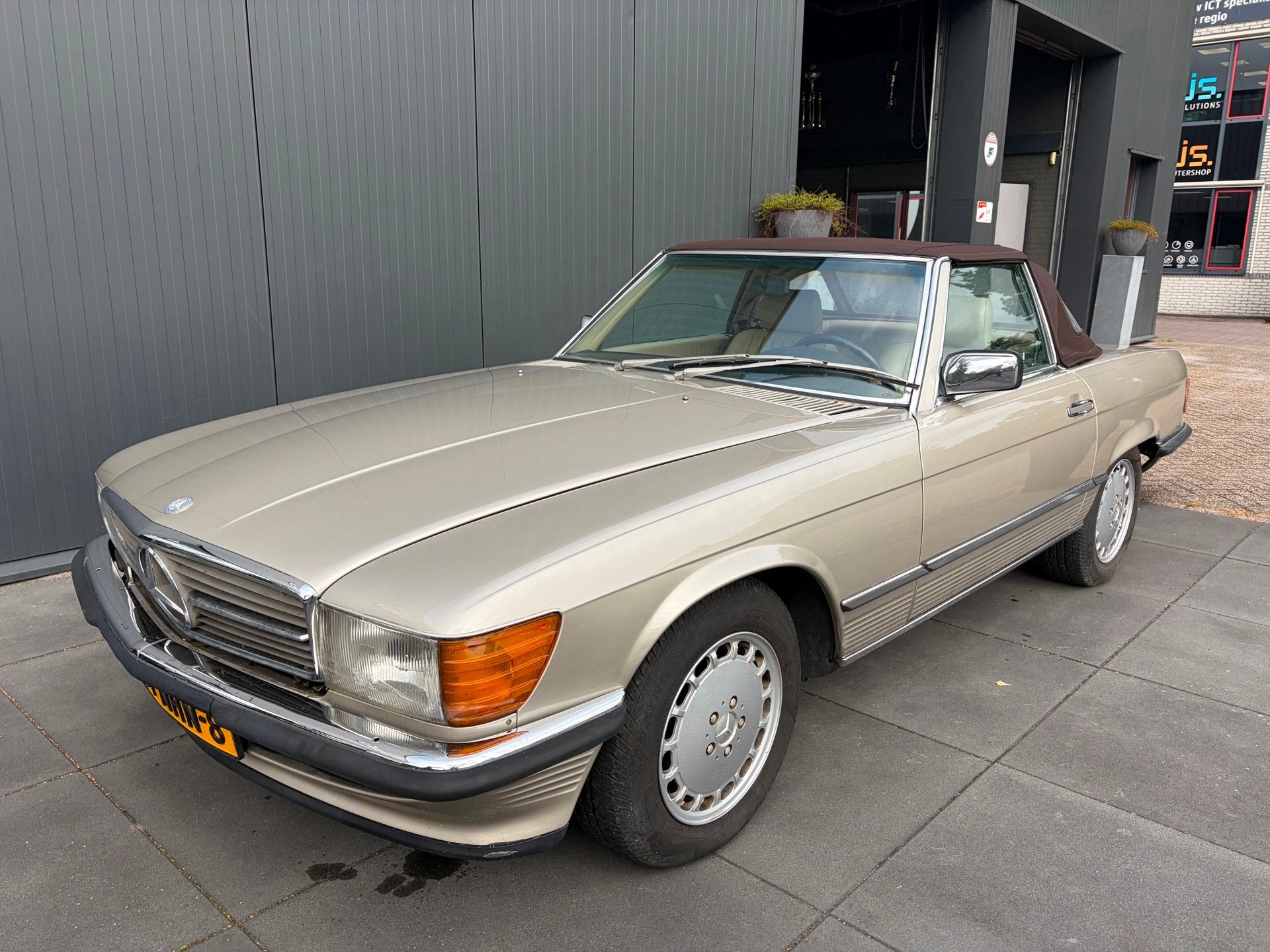 Mercedes-Benz 560 SL, Auto's, 8 cilinders, Overige carrosserieën, Beige, 231 pk