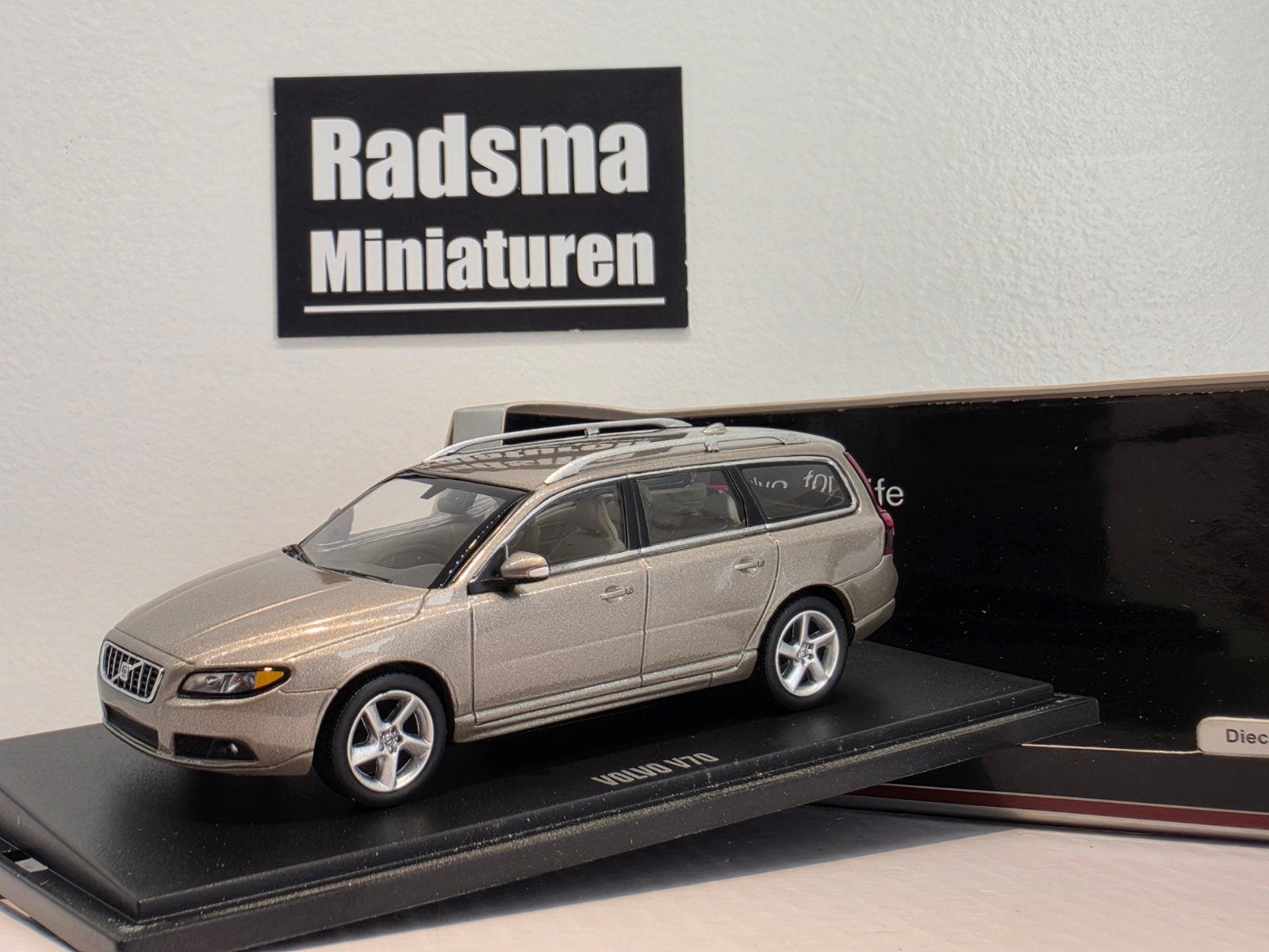Volvo V70 Phase 3 - Champagne - 1:43 Motorart, Hobby en Vrije tijd, Overige merken, Auto, Ophalen of Verzenden, Zo goed als nieuw