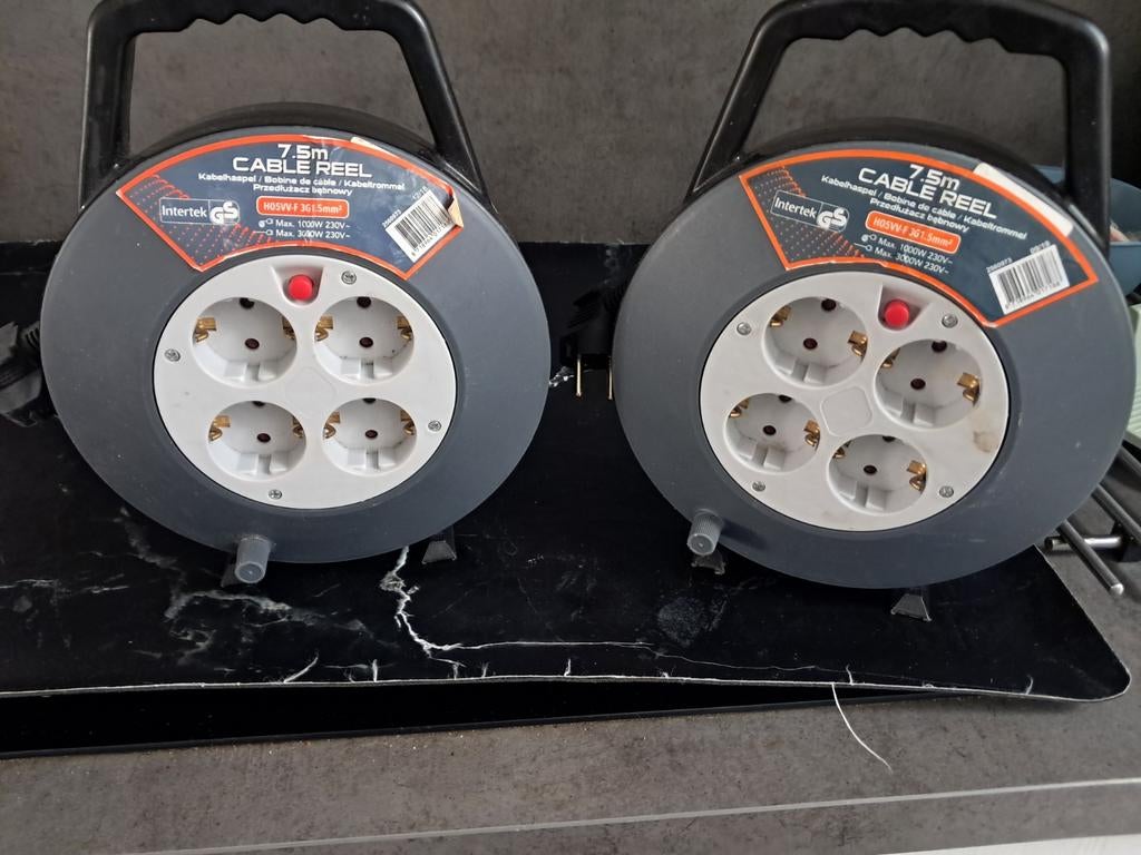 2 Kabelhaspels 7.5 meter met 4 stopcontacten per stuk, Ophalen