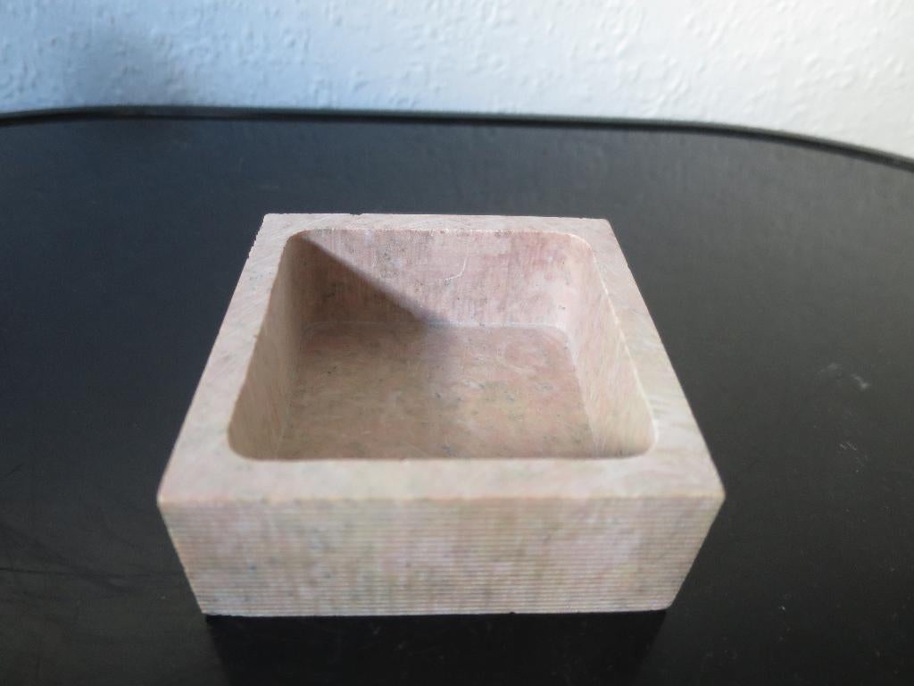 PRACHTIG HANDGEMAAKT DOOSJE/POTJE UIT SPEKSTEEN 8/8/3,5 CM, Ophalen of Verzenden
